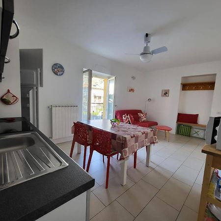 Red Apartment - Residenza Silvana แวร์บาเนีย ภายนอก รูปภาพ