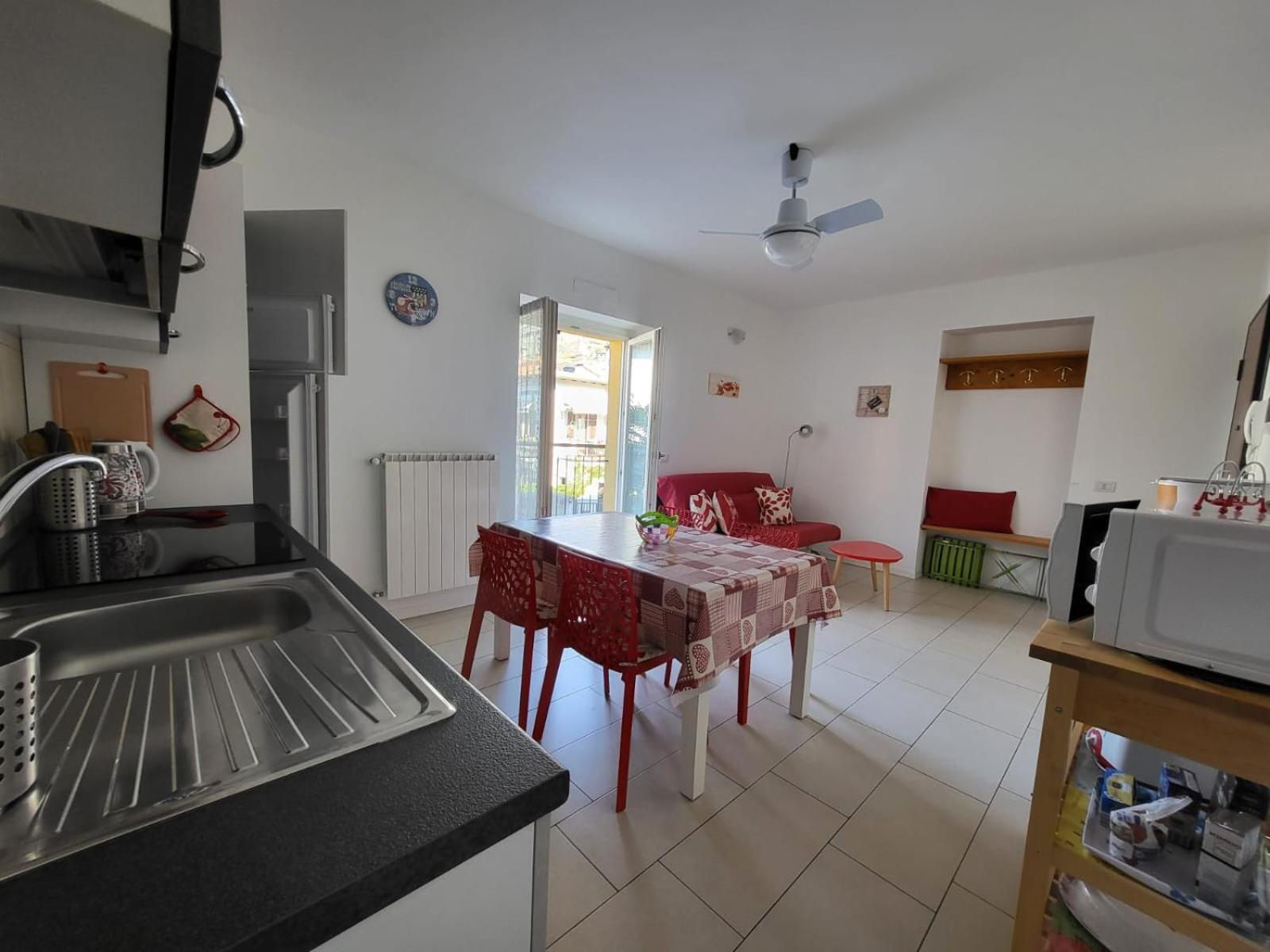 Red Apartment - Residenza Silvana แวร์บาเนีย ภายนอก รูปภาพ