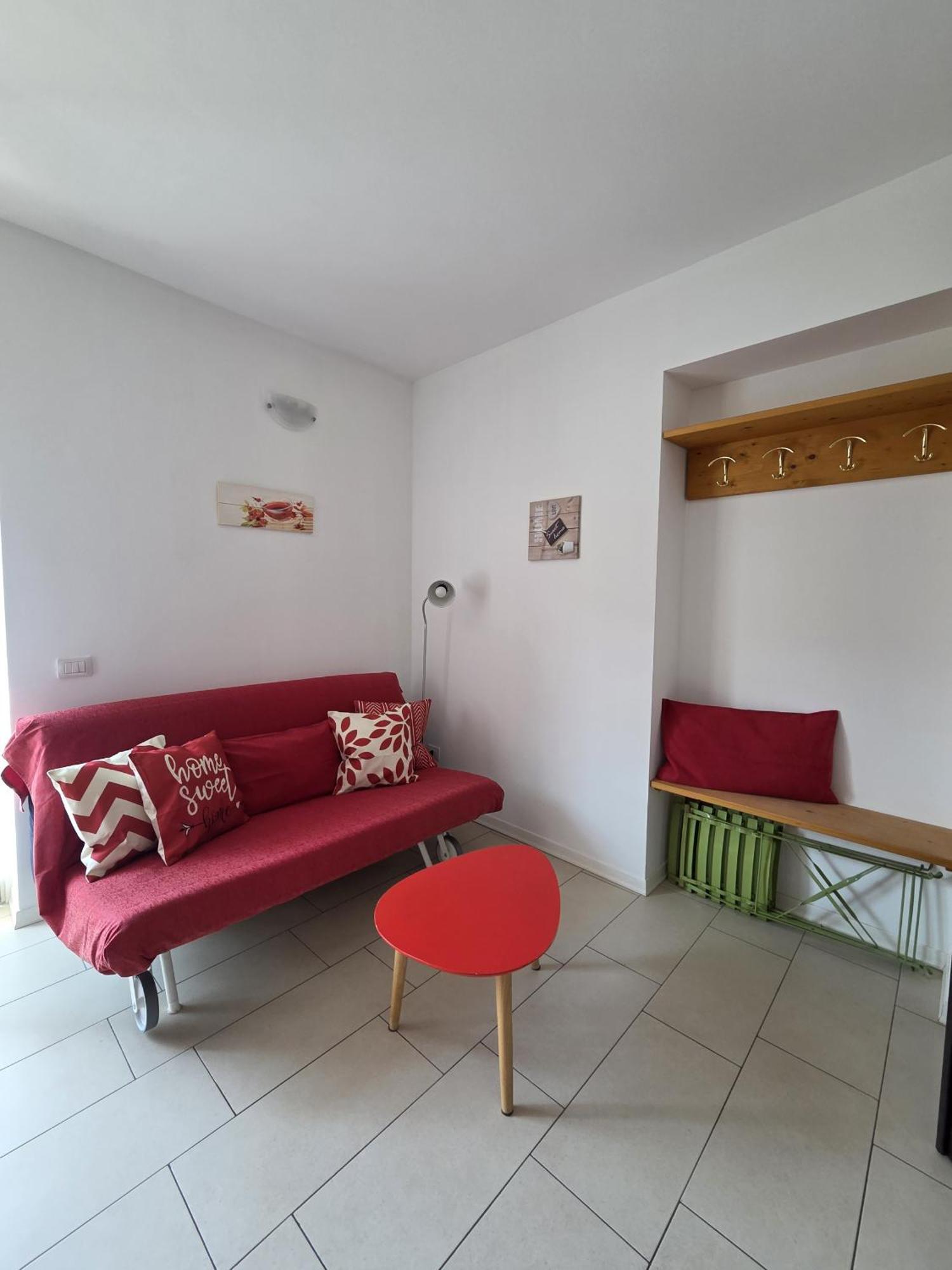 Red Apartment - Residenza Silvana แวร์บาเนีย ภายนอก รูปภาพ