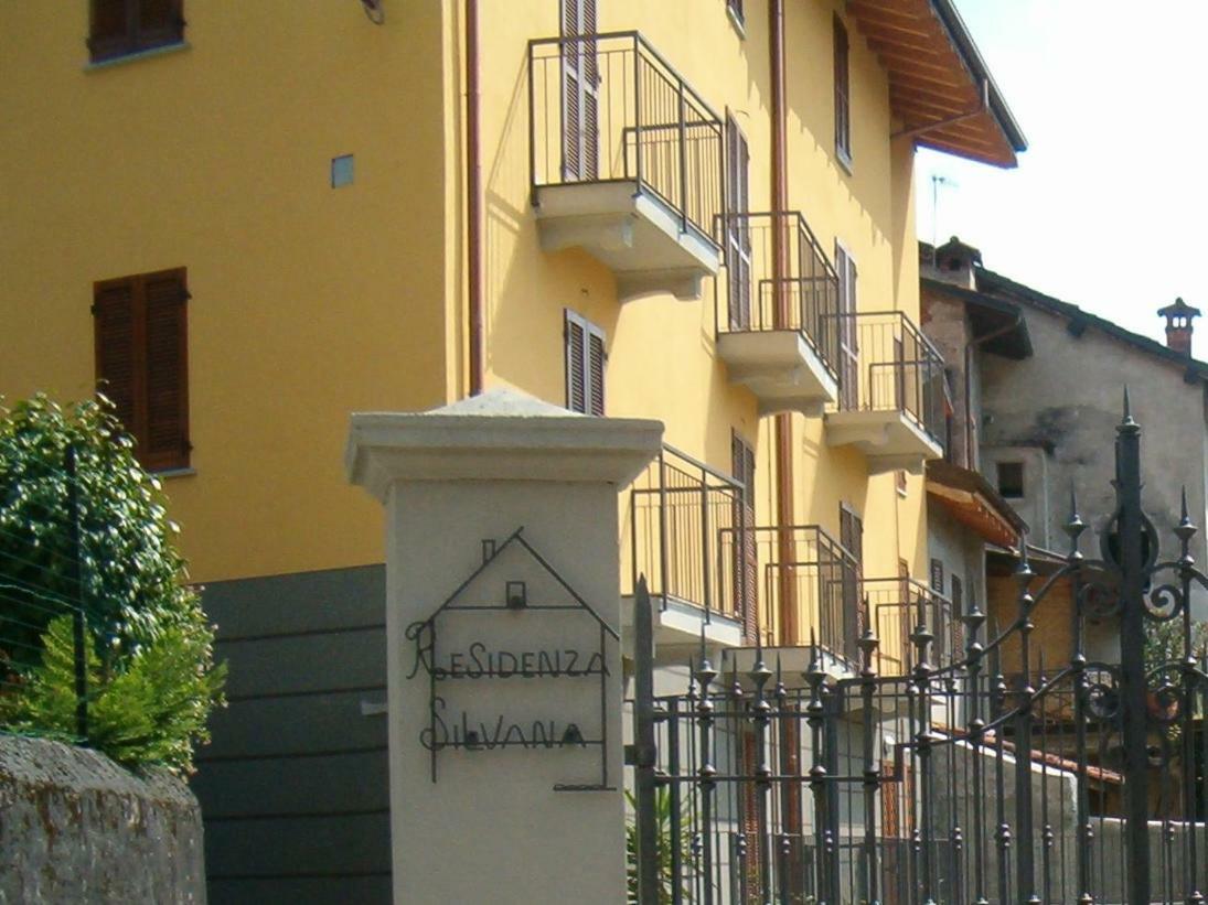 Red Apartment - Residenza Silvana แวร์บาเนีย ภายนอก รูปภาพ